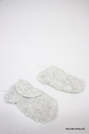 Woolen mittens with a string/ Tiny Thumbs mittens