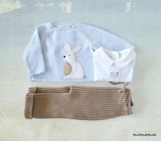 Maglione lavorato a maglia e pantaloni a costine. Morbido blu e cammello.