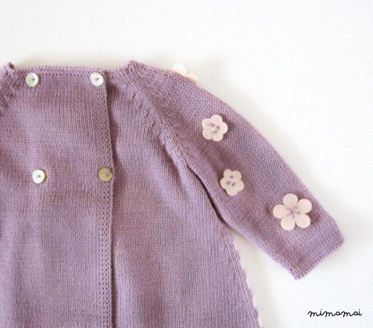 Abito in maglia, cappello e scarpe impostato per la neonata in lilla e rosa