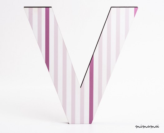 lettera in legno V - trama righe verticali rosa