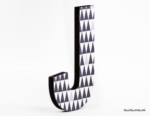 lettera in legno J - trama triangoli neri