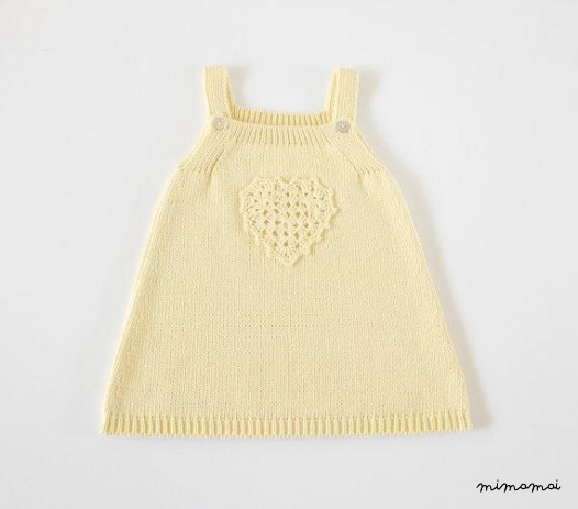 Gonna a maglia bambino con cuore all'uncinetto. Morbido giallo. 100% cotone.