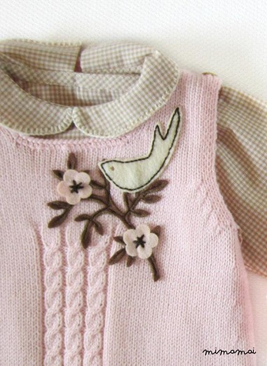 Tuta in maglia rosa con fiori di feltro, scarpe di corrispondenza. 100% lana merino.
