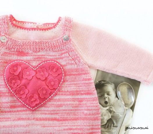 Tuta da bambino, a maglia maglione.Bambina. Rosa miscelato. Cuore di feltro e fiori.