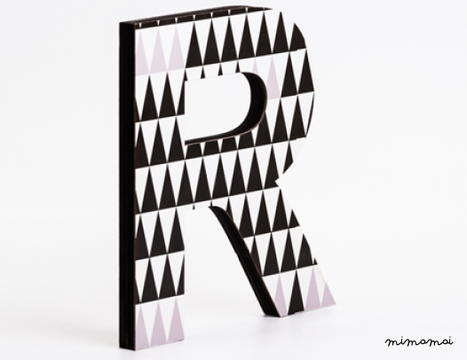 lettera in legno R - trama triangoli neri