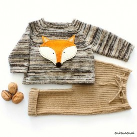 Maglia bambino insieme. Maglione e pantaloni a costine. Marrone, cammello, perla.