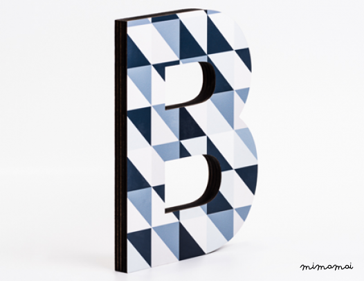 lettera in legno B - trama quadratini blu diagonale