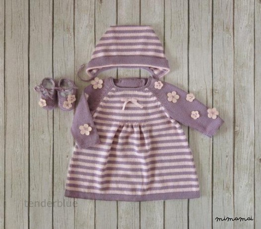 Abito in maglia, cappello e scarpe impostato per la neonata in lilla e rosa