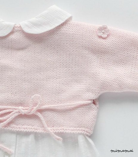 Maglia bambino cache-coeur in morbido rosa con fiori all'uncinetto per una bambina.