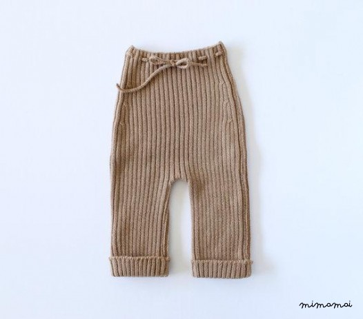 Maglione lavorato a maglia e pantaloni a costine. Morbido blu e cammello.