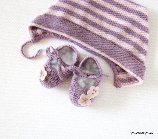 Abito in maglia, cappello e scarpe impostato per la neonata in lilla e rosa