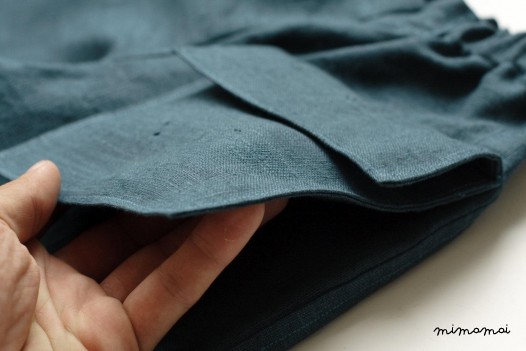Linen teal trousers with a hanging pocket