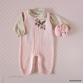 Tuta in maglia rosa con fiori di feltro, scarpe di corrispondenza. 100% lana merino.