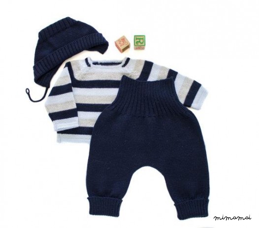 Maglia bambino insieme. Maglione a righe, pantaloni e berretto.