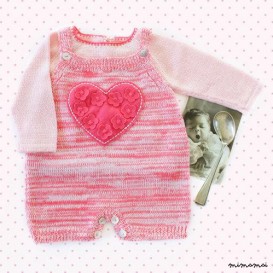 Tuta da bambino, a maglia maglione.Bambina. Rosa miscelato. Cuore di feltro e fiori.