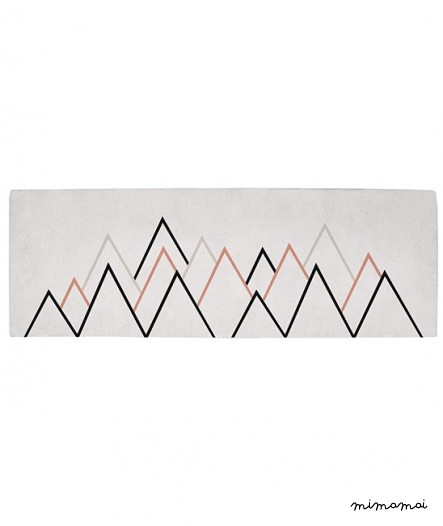 Tapis coton enfant g&eacute;om&eacute;trique montagnes noir et corail