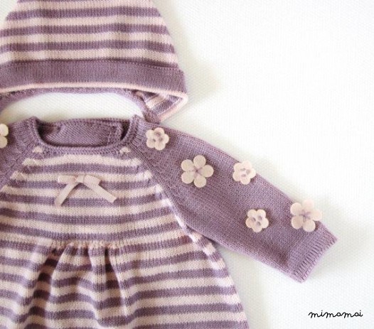 Abito in maglia, cappello e scarpe impostato per la neonata in lilla e rosa