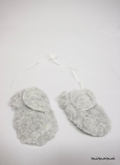 Woolen mittens with a string/ Tiny Thumbs mittens