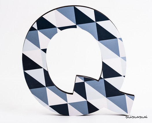 lettera in legno Q - trama quadratini blu diagonale