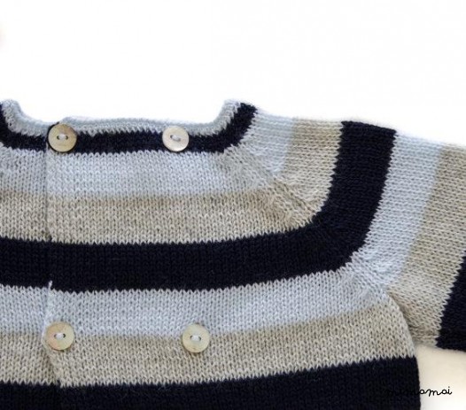 Maglia bambino insieme. Maglione a righe, pantaloni e berretto.