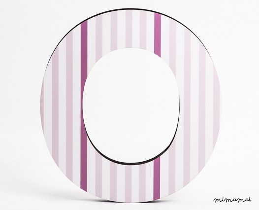 lettera in legno O - trama righe verticali rosa