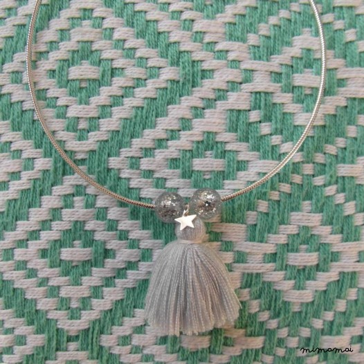 Collier "Magic Pom Pom" gris