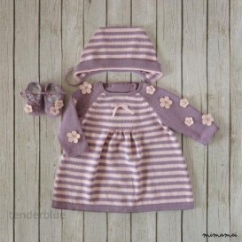 Abito in maglia, cappello e scarpe impostato per la neonata in lilla e rosa