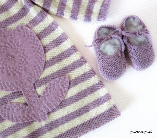maglia a righe bambino vestito, scarpe, in lilla e perle, con un fiore di feltro.