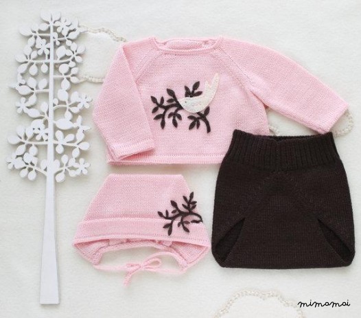 Maglia bambino insieme. Maglia, copertura del pannolino, cap. Rosa e marrone. Uccello di feltro.
