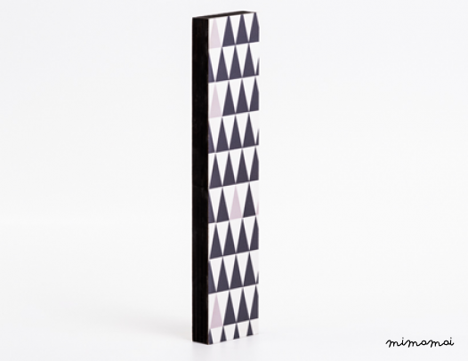 lettera in legno I - trama triangoli neri