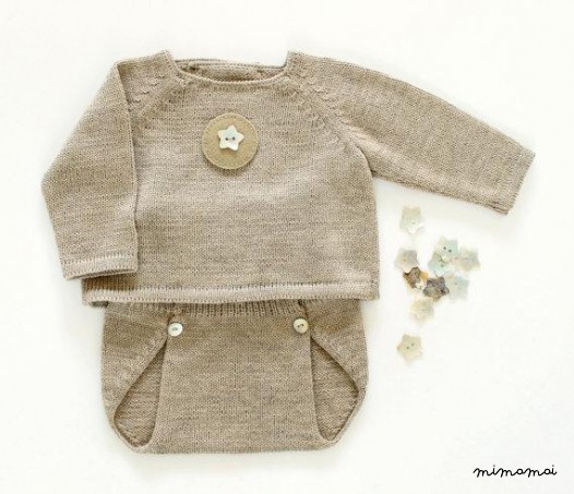 Maglia bambino insieme, maglione e copertura del pannolino, latte.