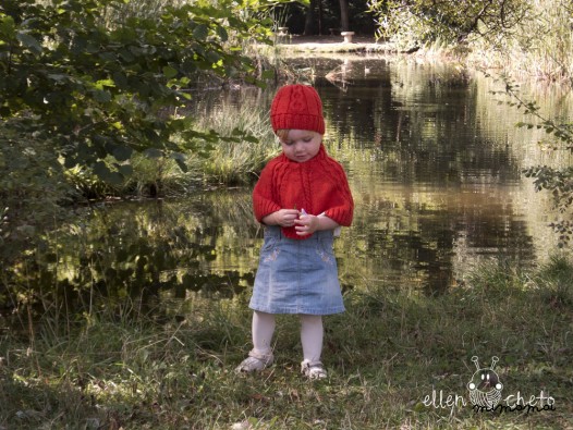 Poncho rosso con il cappello ed i guanti