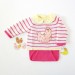 Maglia maglione a righe e copertura di pannolino in rosa con pollo. 100% cotone.