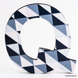 lettera in legno Q - trama quadratini blu diagonale