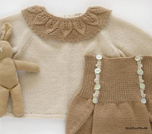 Maglia bambino insieme in perla/cammello. Maglia con pizzo collare e pannolino copertina.